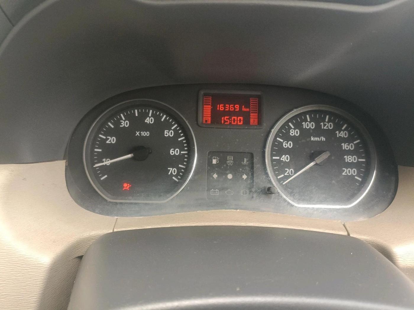 2014 Nissan Terrano XV D THP PREMIUM 110 PS, Diesel, Manual, 1,63,691 km, interior