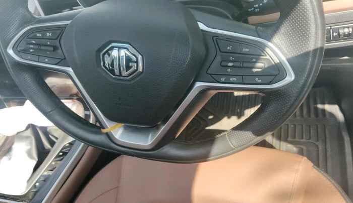 2025 MG HECTOR PLUS SAVVY PRO 1.5 TURBO CVT 7 STR, Petrol, Automatic, 8,040 km, interior