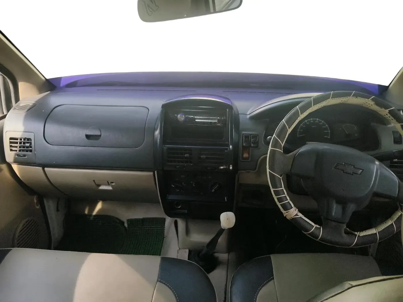 2013 Chevrolet Tavera NEO 3 LS 10 STR BS IV, Diesel, Manual, 4,48,733 km, interior