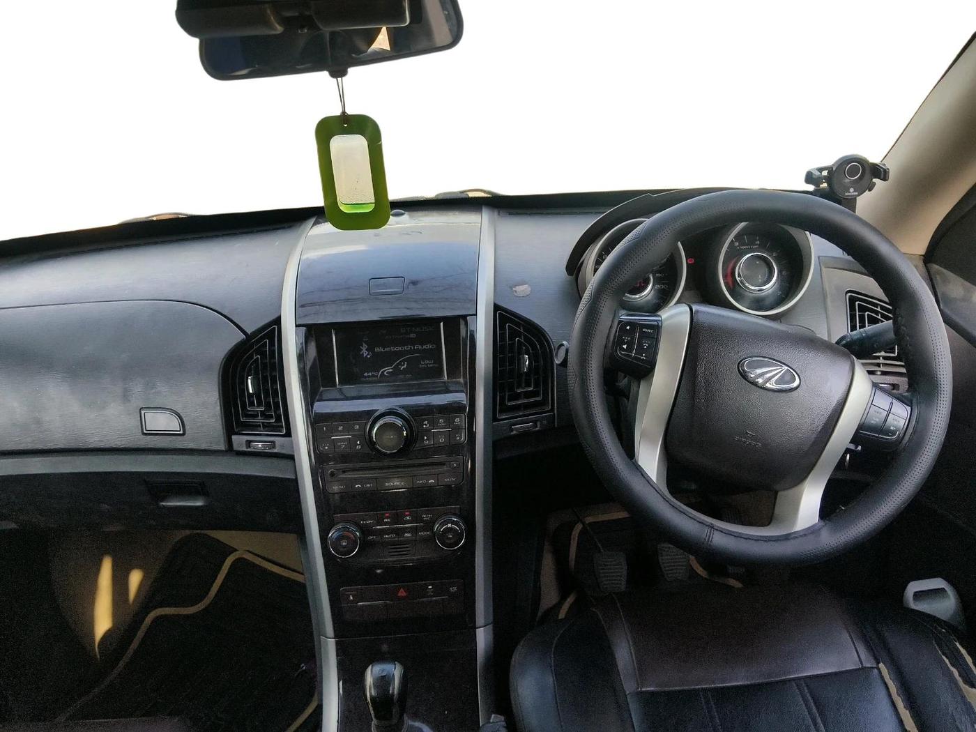 2015 Mahindra XUV500 W6, Diesel, Manual, 2,14,757 km, interior