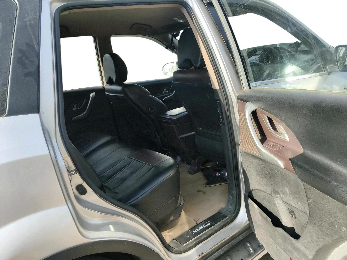 2015 Mahindra XUV500 W6, Diesel, Manual, 2,14,757 km, interior