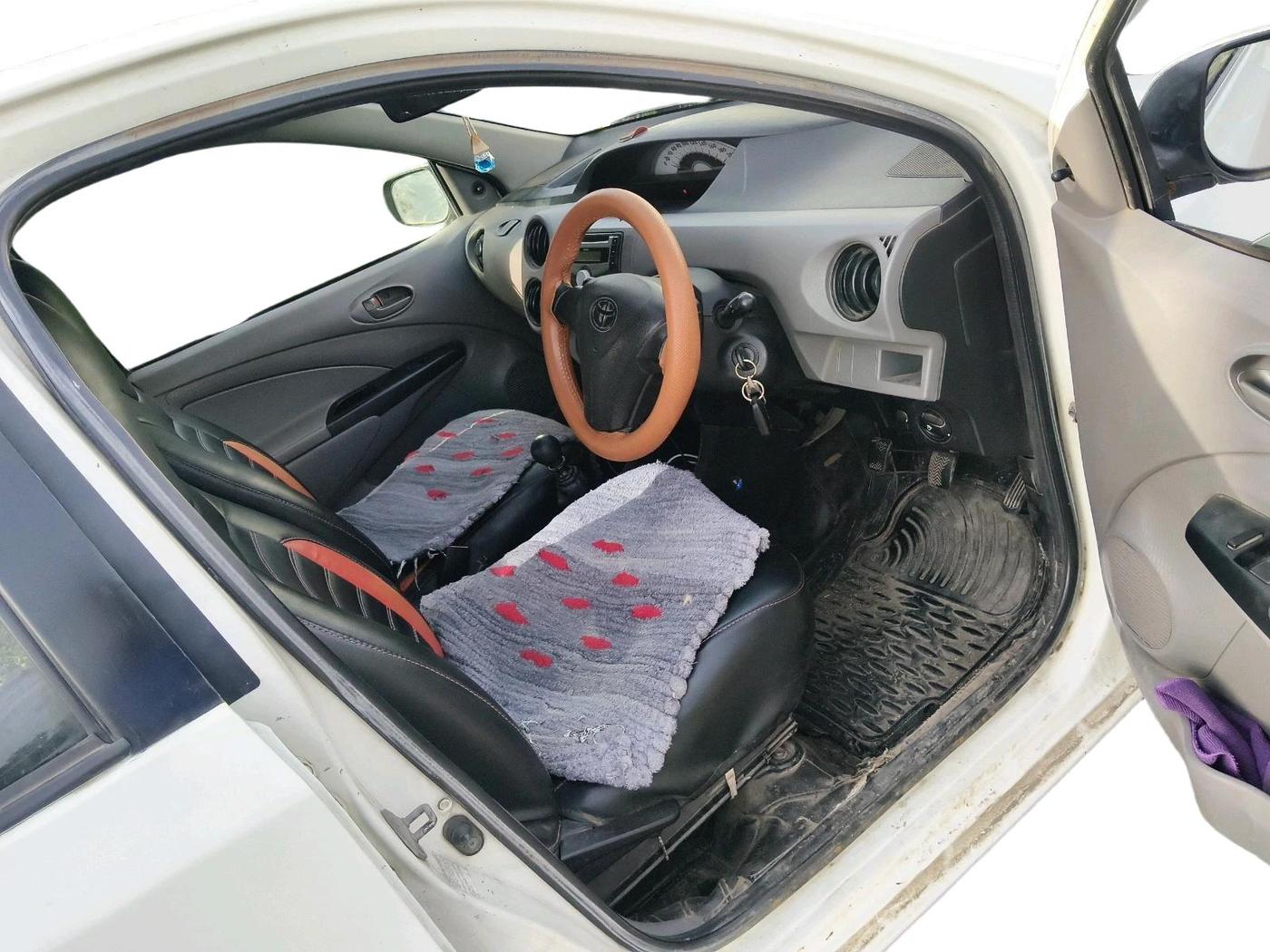 2011 Toyota Etios Liva GD, Diesel, Manual, 2,39,155 km, interior