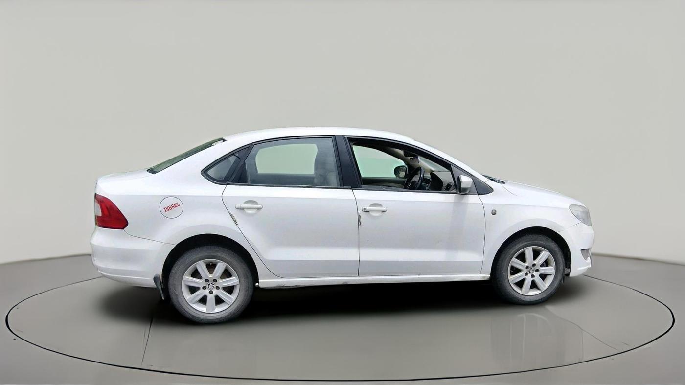 2014 Skoda Rapid AMBITION 1.6 TDI CR MT, Diesel, Manual, 1,24,067 km, exterior