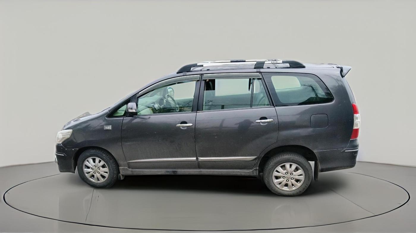 2011 Toyota Innova V 2.5 8 STR, Diesel, Manual, 1,21,407 km, exterior