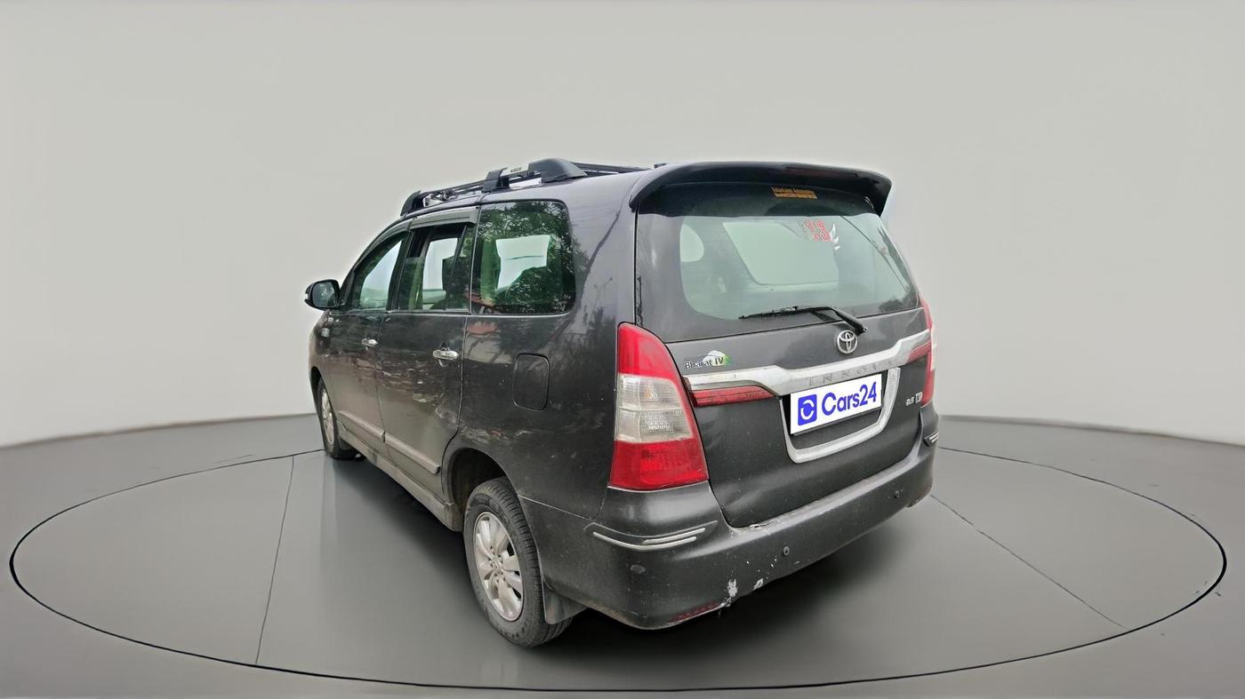 2011 Toyota Innova V 2.5 8 STR, Diesel, Manual, 1,21,407 km, exterior