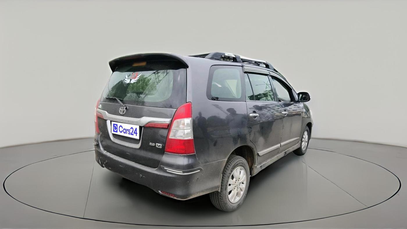2011 Toyota Innova V 2.5 8 STR, Diesel, Manual, 1,21,407 km, exterior