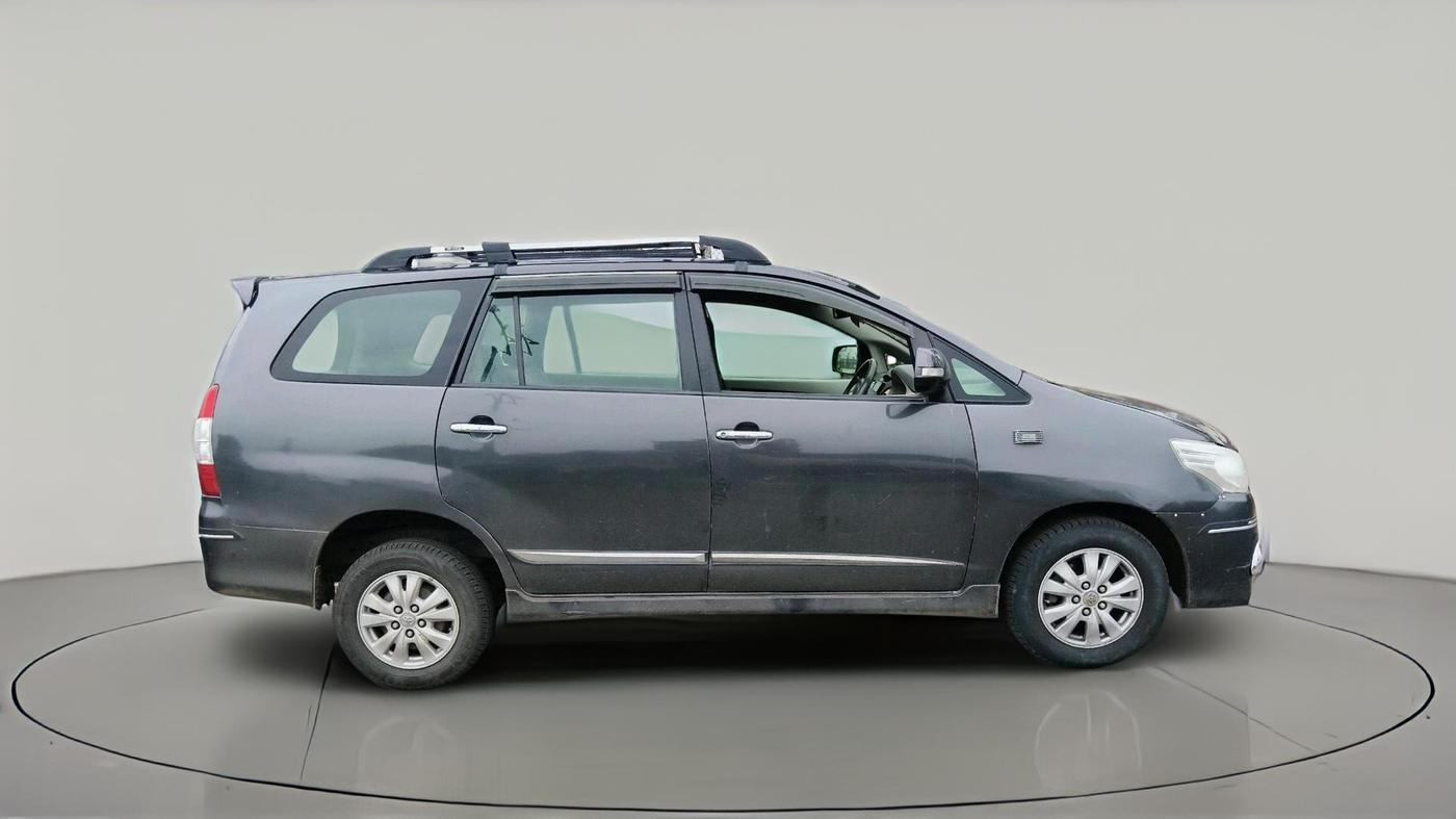 2011 Toyota Innova V 2.5 8 STR, Diesel, Manual, 1,21,407 km, exterior