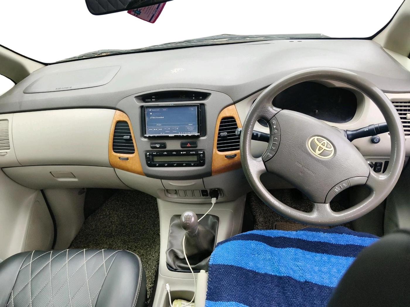 2011 Toyota Innova V 2.5 8 STR, Diesel, Manual, 1,21,407 km, interior