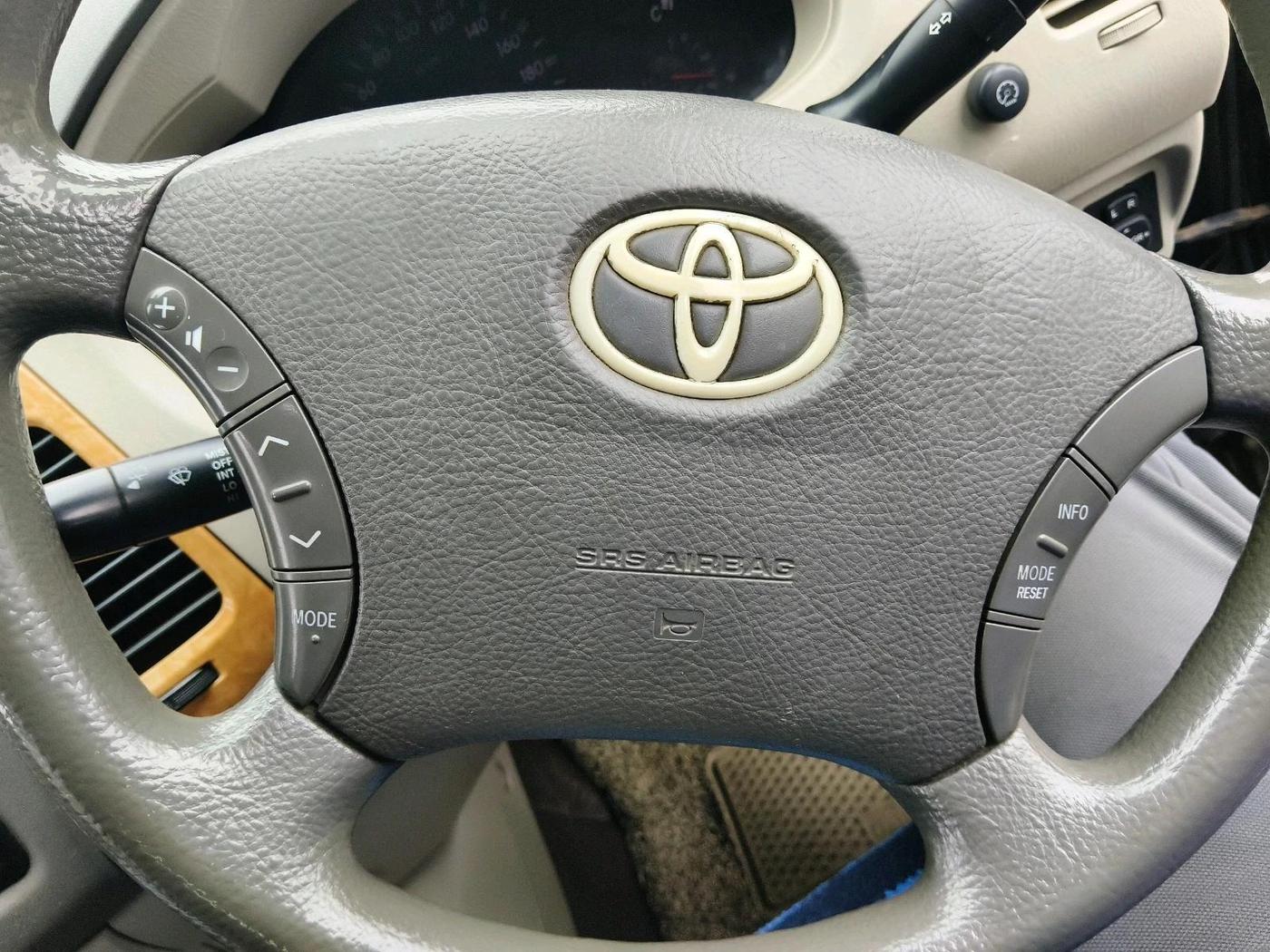 2011 Toyota Innova V 2.5 8 STR, Diesel, Manual, 1,21,407 km, interior