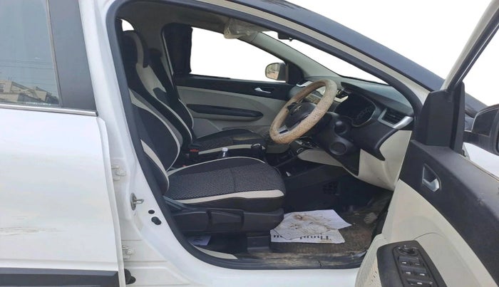 2023 Renault TRIBER RXZ AMT, Petrol, Automatic, 33,638 km, interior