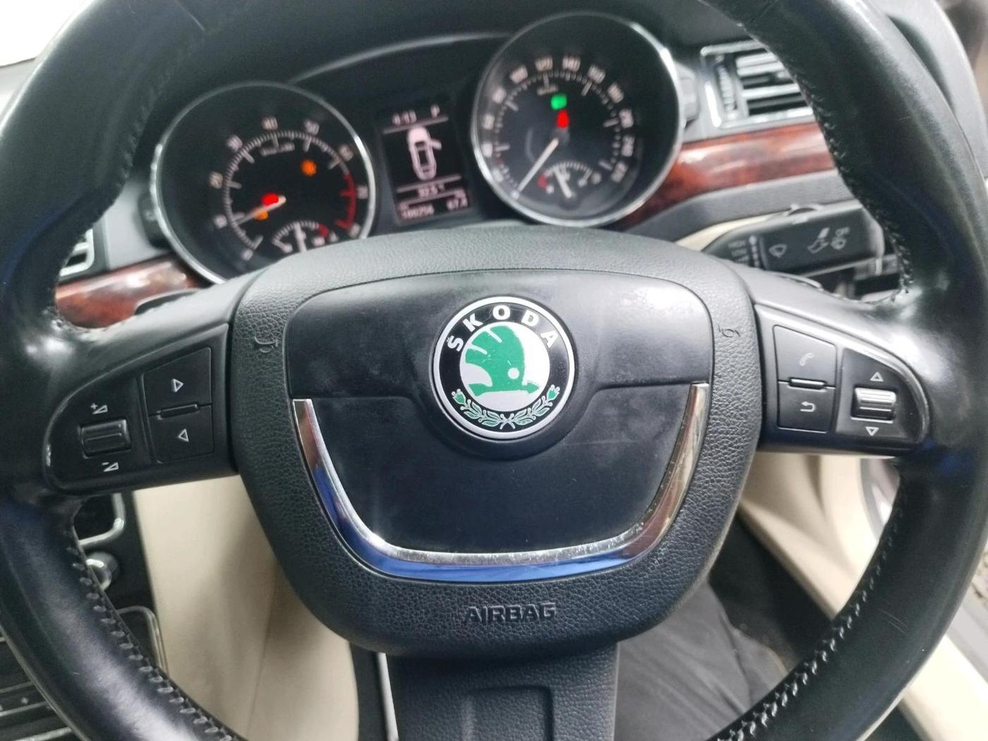 2013 Skoda Superb ELEGANCE 1.8 TSI AT, Petrol, Automatic, 1,00,256 km, interior