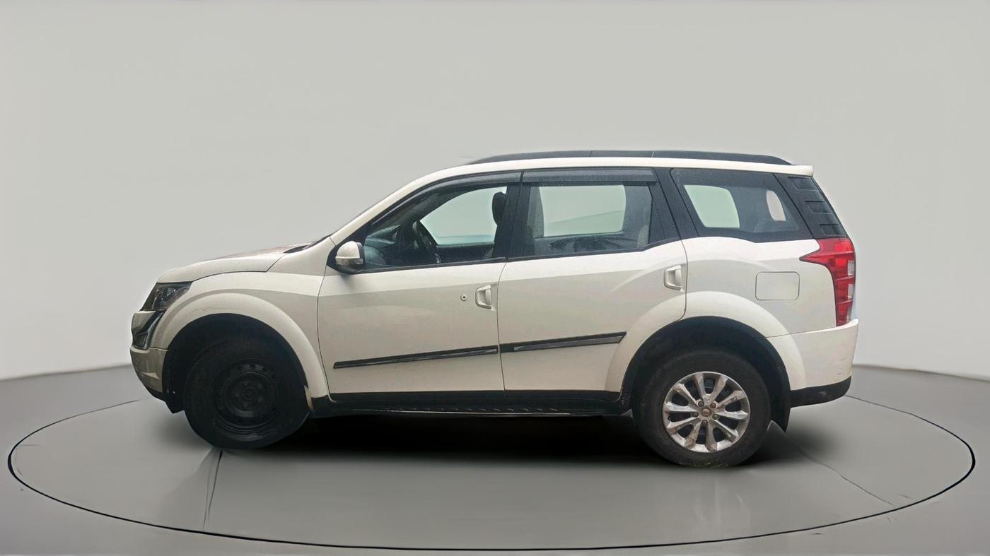 2017 Mahindra XUV500 W6, Diesel, Manual, 3,21,573 km, exterior