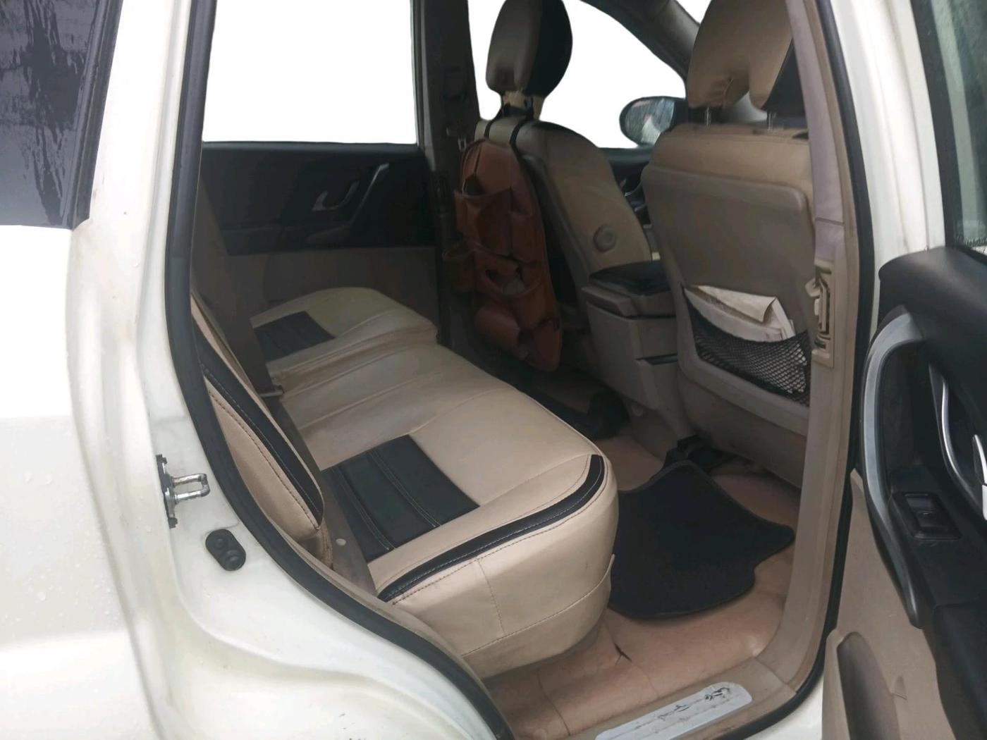 2017 Mahindra XUV500 W6, Diesel, Manual, 3,21,573 km, interior