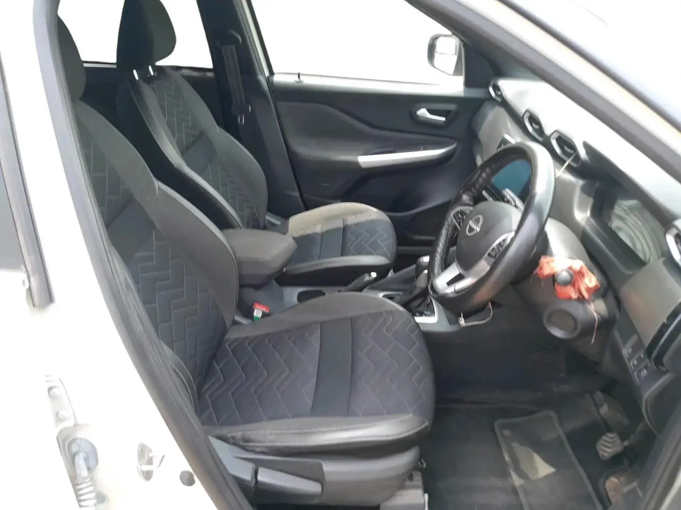2021 Nissan MAGNITE XV PREMIUM TURBO CVT DUAL TONE, Petrol, Automatic, 53,285 km, interior