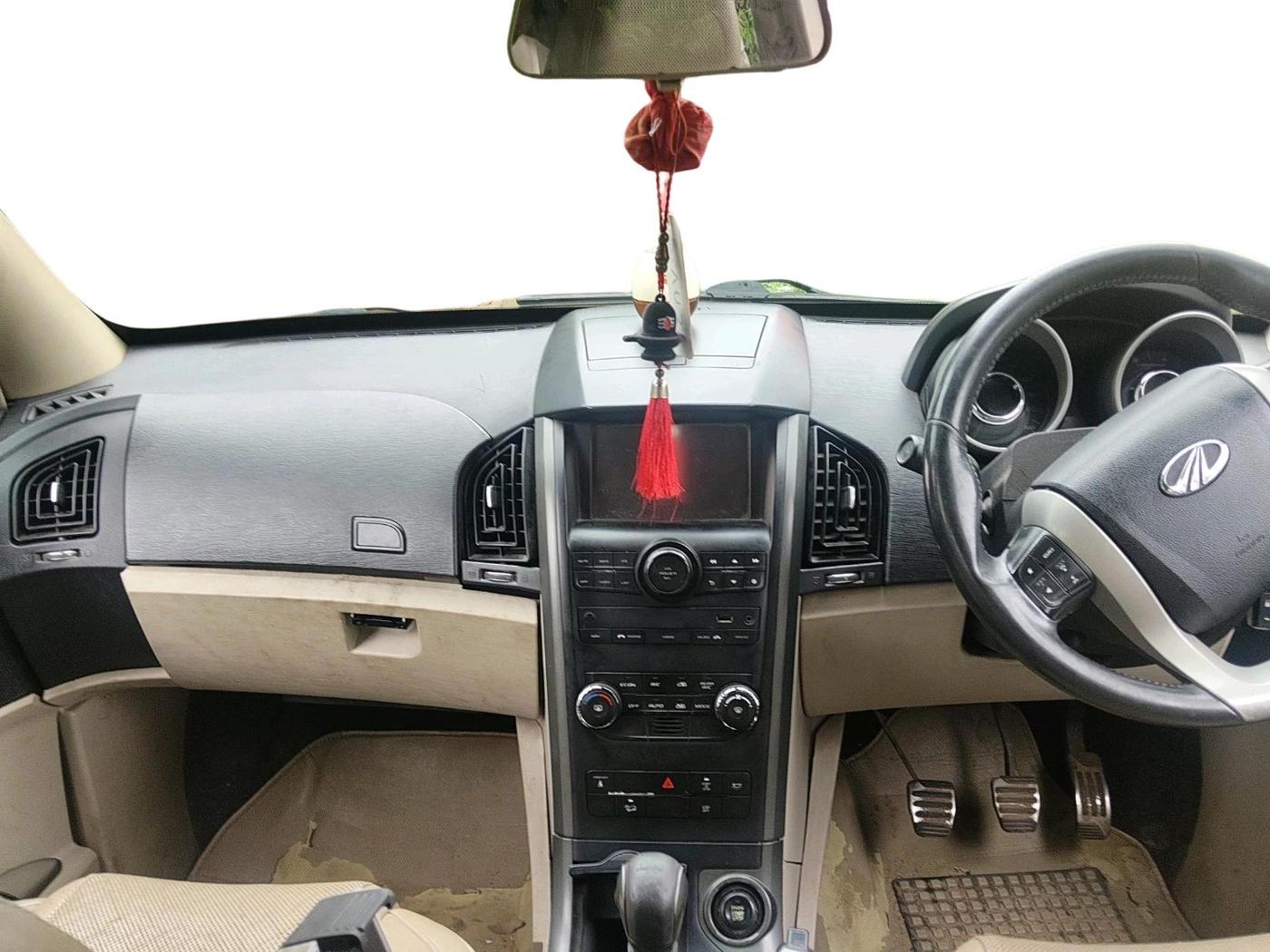 2016 Mahindra XUV500 W10, Diesel, Manual, 61,184 km, interior