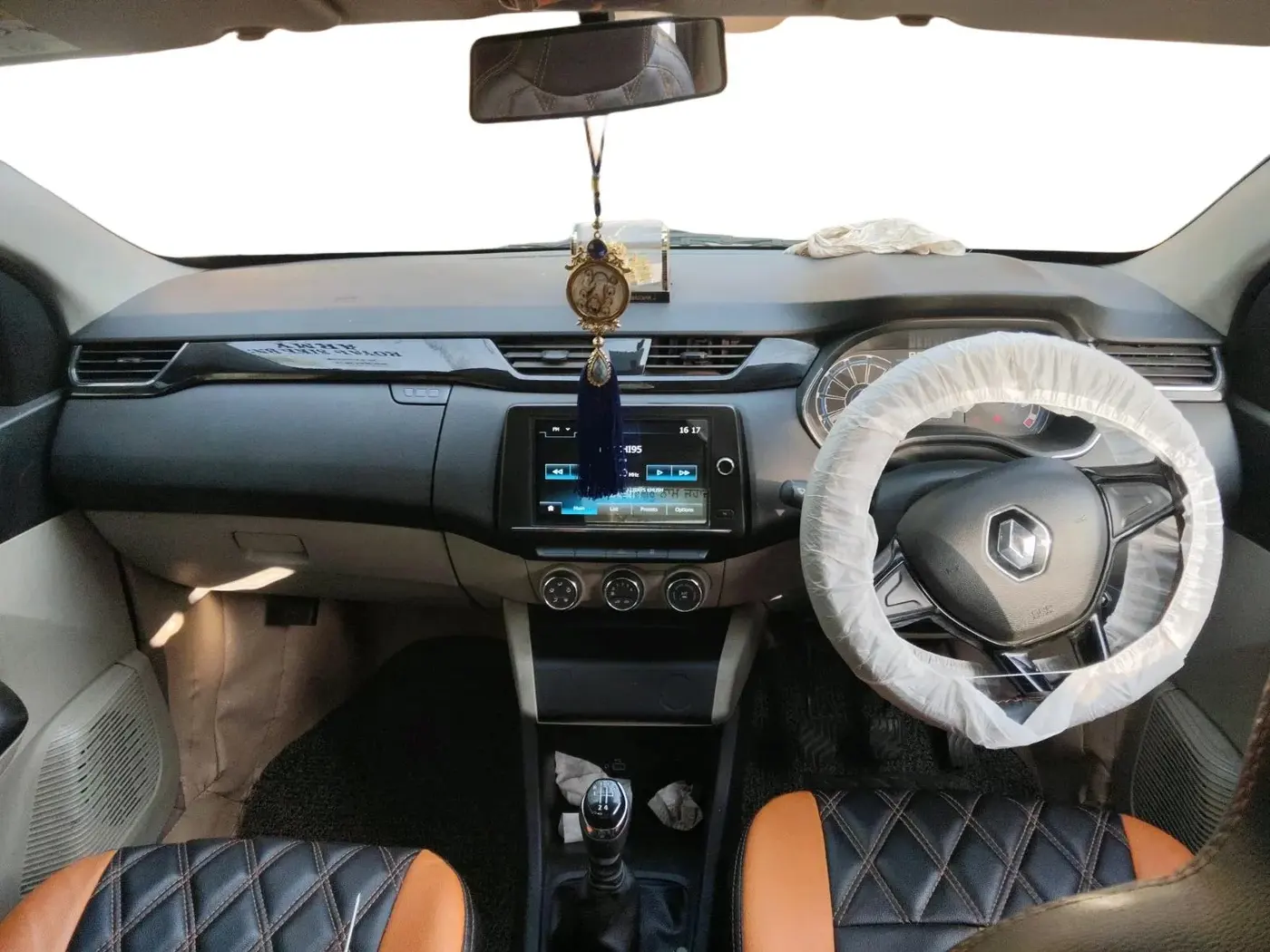 2019 Renault TRIBER RXT, Petrol, Manual, 18,513 km, interior