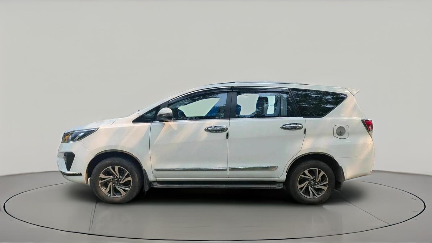 2022 Toyota Innova Crysta 2.7 VX 7 STR, Petrol, Manual, 1,36,065 km, exterior