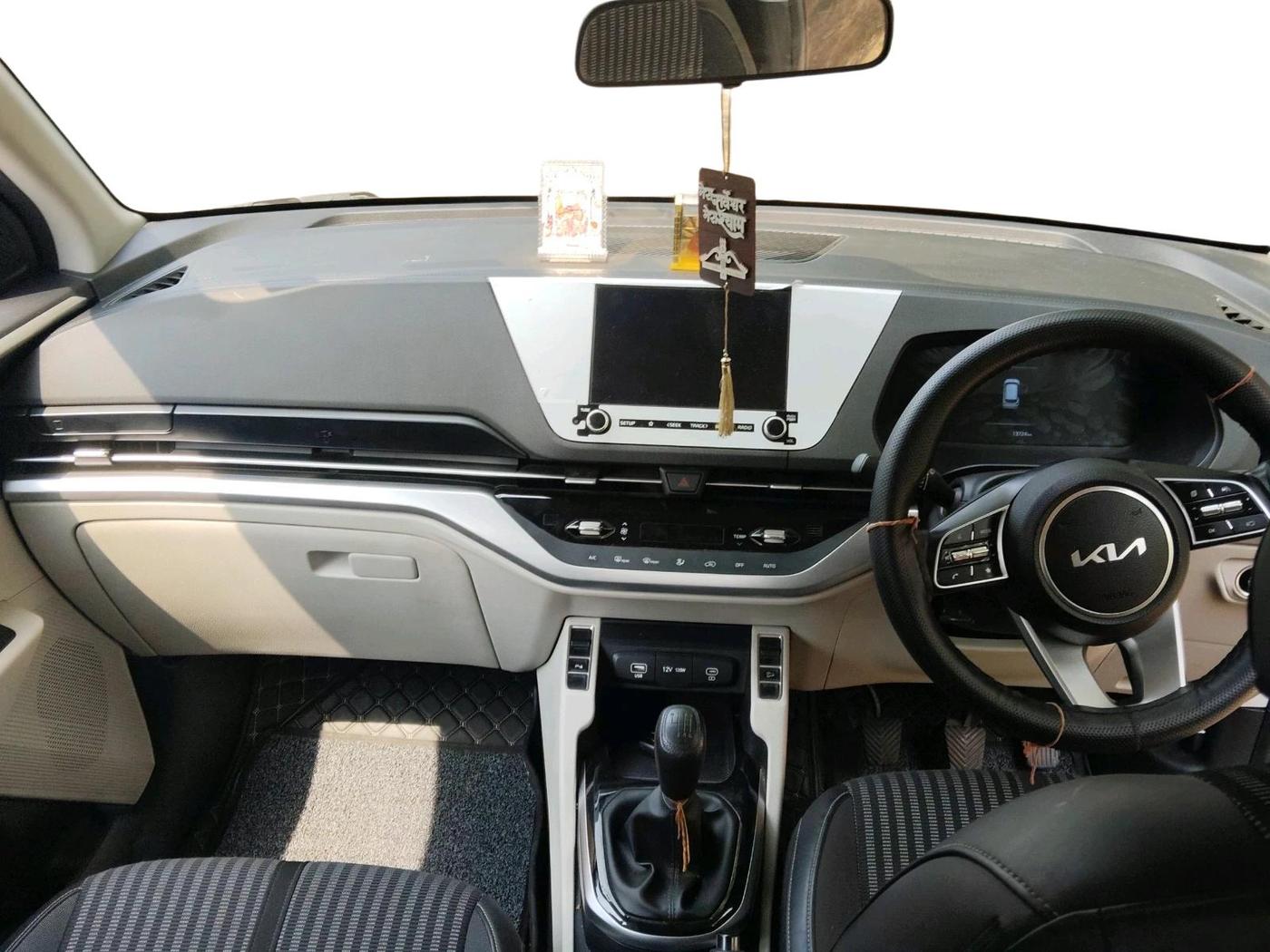 2022 KIA CARENS PRESTIGE PLUS 1.4 PETROL 7 STR, Petrol, Manual, 13,724 km, interior