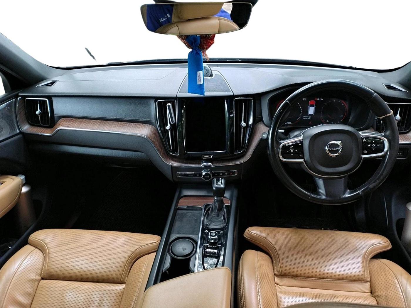 2021 Volvo XC 60 D5 INSCRIPTION, Diesel, Automatic, 1,36,327 km, interior