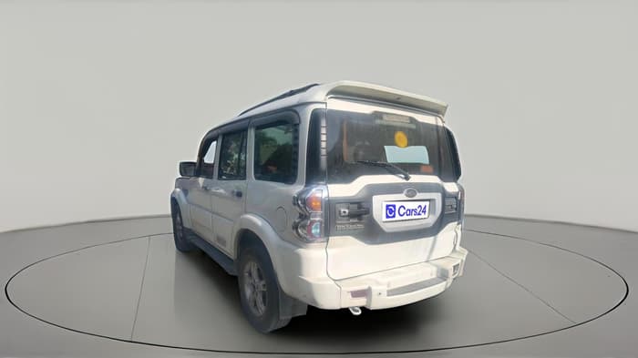 2015 Mahindra Scorpio S8, Diesel, Manual, 2,72,772 km, exterior