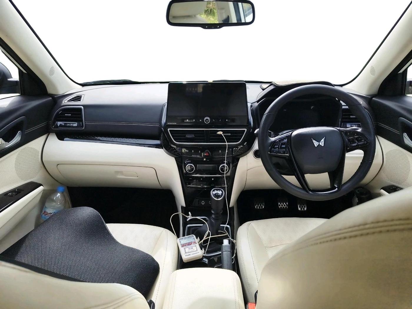 2025 Mahindra XUV 3XO AX7 1.2 TGDi, Petrol, Manual, 17,813 km, interior