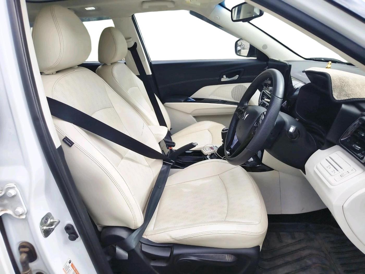 2025 Mahindra XUV 3XO AX7 1.2 TGDi, Petrol, Manual, 17,813 km, interior