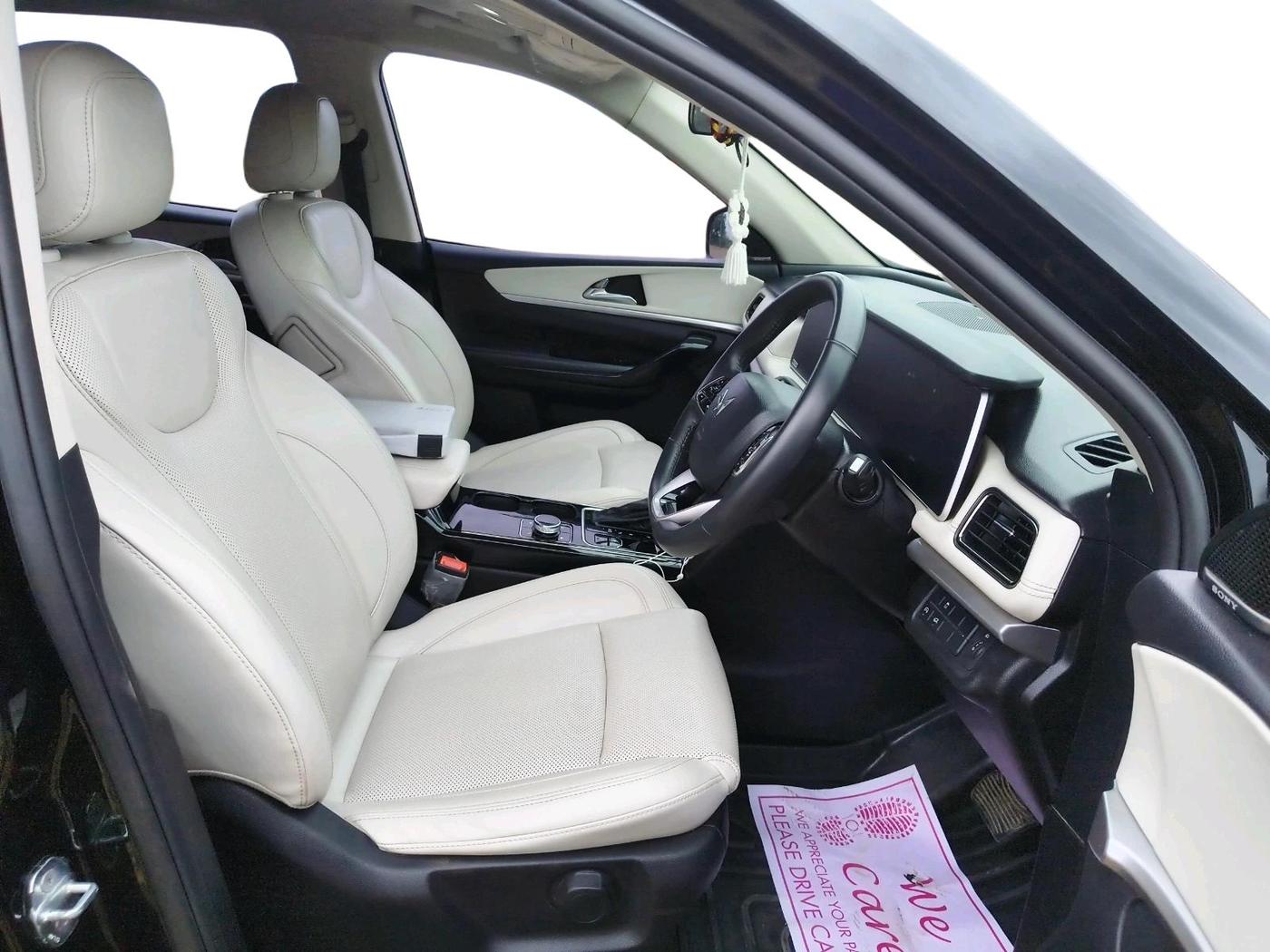 2024 Mahindra XUV700 AX 7 LUXURY D AT 7 STR, Diesel, Automatic, 68,568 km, interior