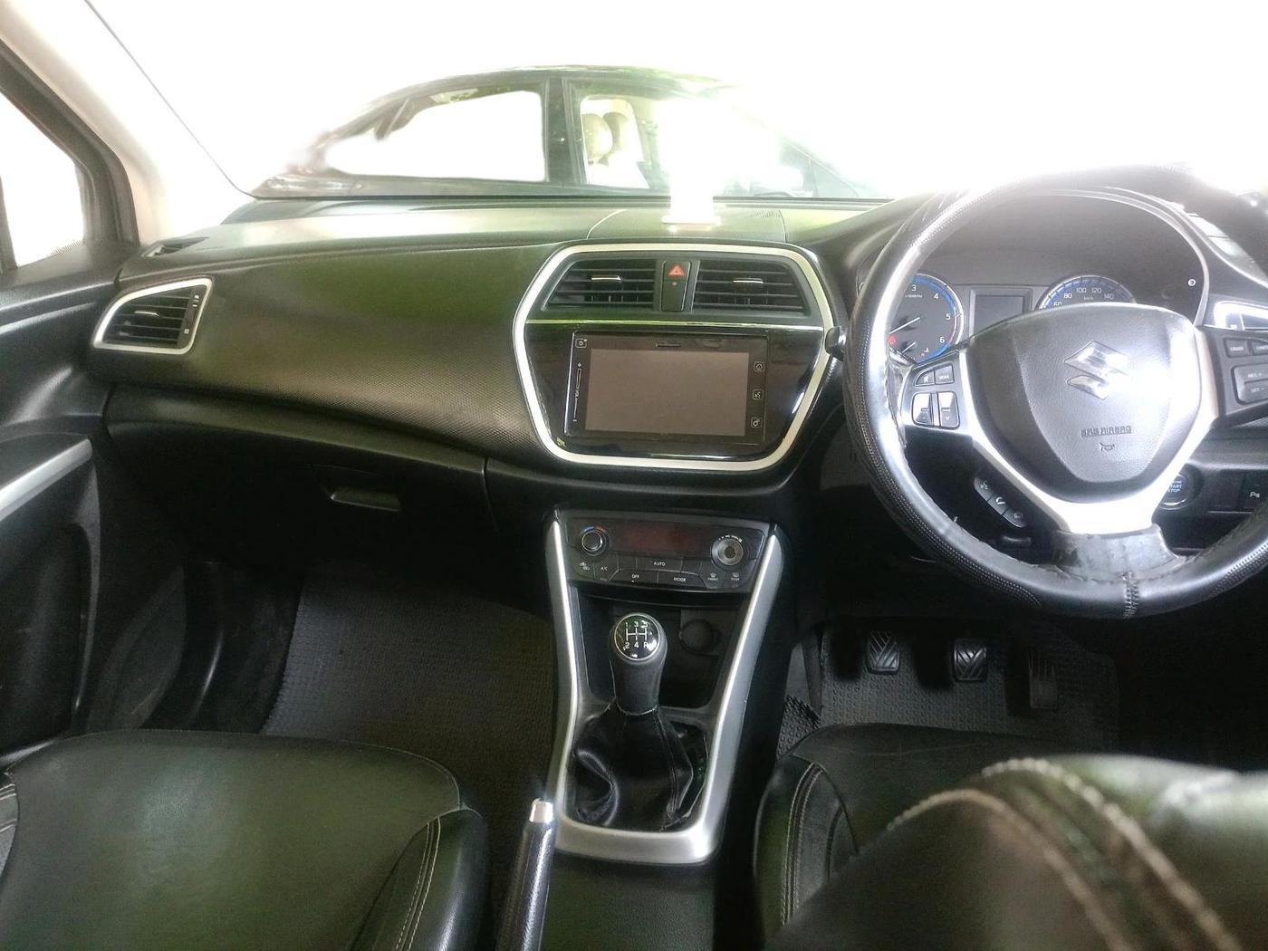 2015 Maruti S Cross ALPHA 1.3, Diesel, Manual, 1,87,446 km, interior