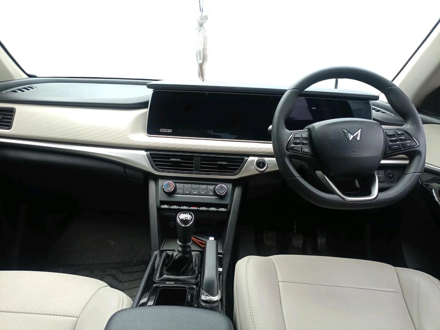 2025 Mahindra XUV700 AX 5 D MT 7 STR, Diesel, Manual, 11,846 km, interior