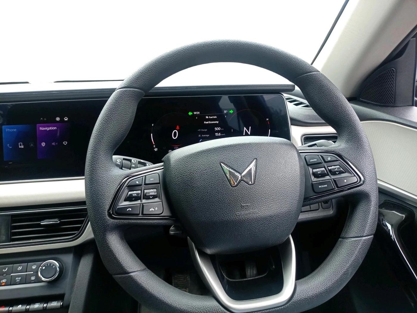 2025 Mahindra XUV700 AX 5 D MT 7 STR, Diesel, Manual, 11,846 km, interior