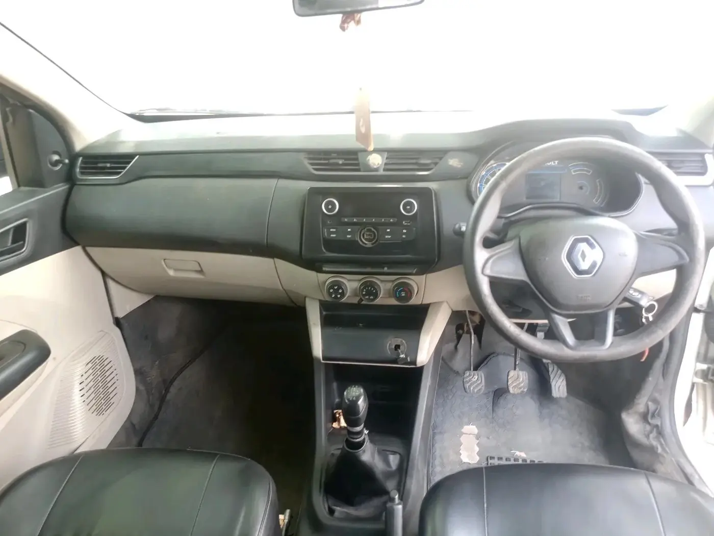 2022 Renault TRIBER RXL MT, Petrol, Manual, 1,17,809 km, interior
