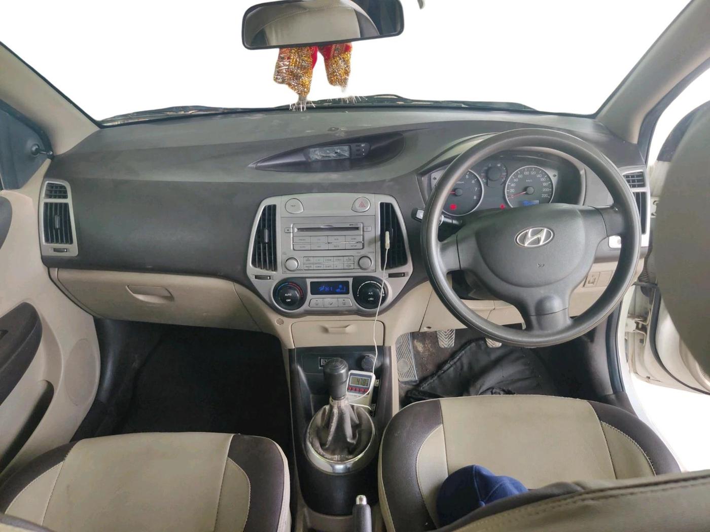 2011 Hyundai i20 MAGNA 1.2, CNG, Manual, 1,32,906 km, interior