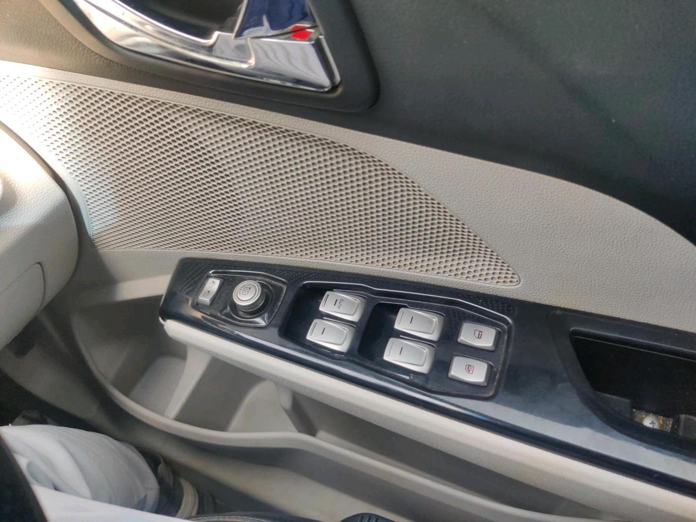 2019 Mahindra XUV300 W8 1.5 DIESEL, Diesel, Manual, 1,36,867 km, interior