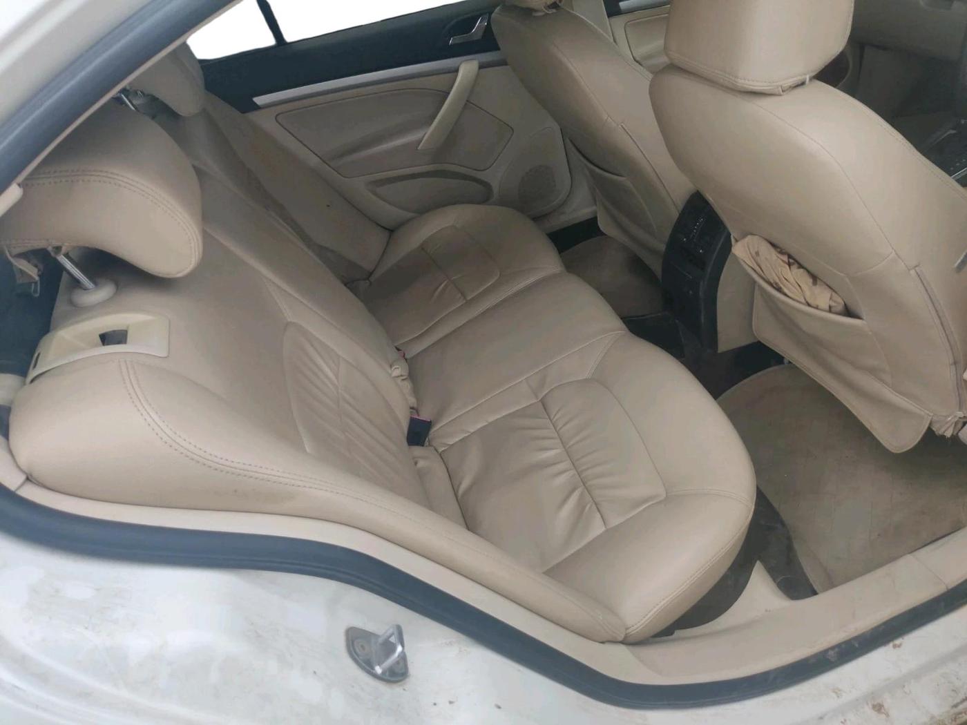 2011 Skoda Laura AMBIENTE 1.9 TDI AT, Diesel, Automatic, 1,15,128 km, interior