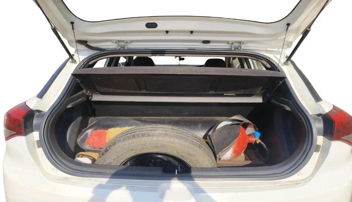 2017 Hyundai Elite i20 SPORTZ 1.2, CNG, Manual, 1,16,351 km, exterior