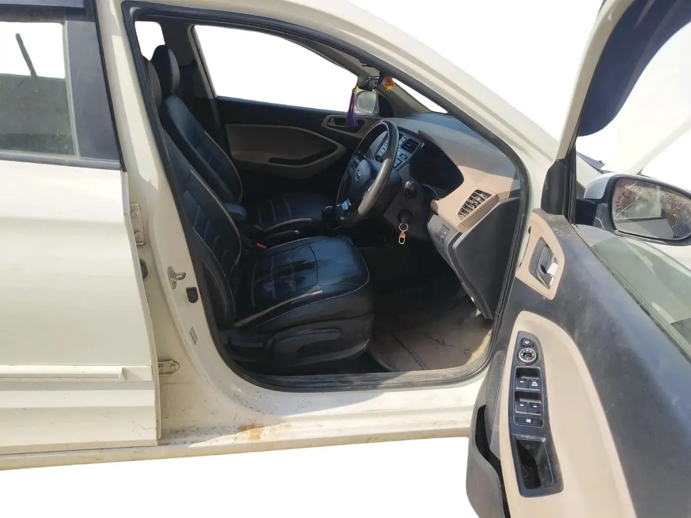 2017 Hyundai Elite i20 SPORTZ 1.2, CNG, Manual, 1,16,351 km, interior