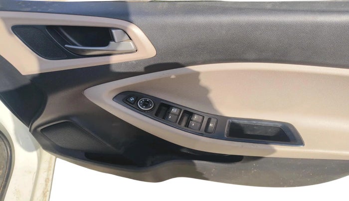 2017 Hyundai Elite i20 SPORTZ 1.2, CNG, Manual, 1,16,351 km, interior