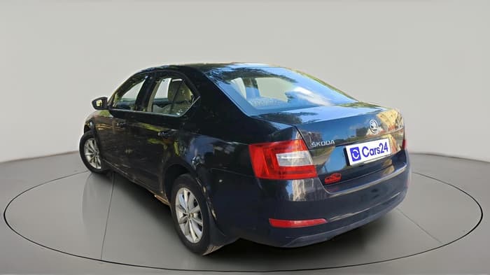 2015 Skoda Octavia ELEGANCE 2.0 TDI AT, Diesel, Automatic, 1,28,049 km, exterior