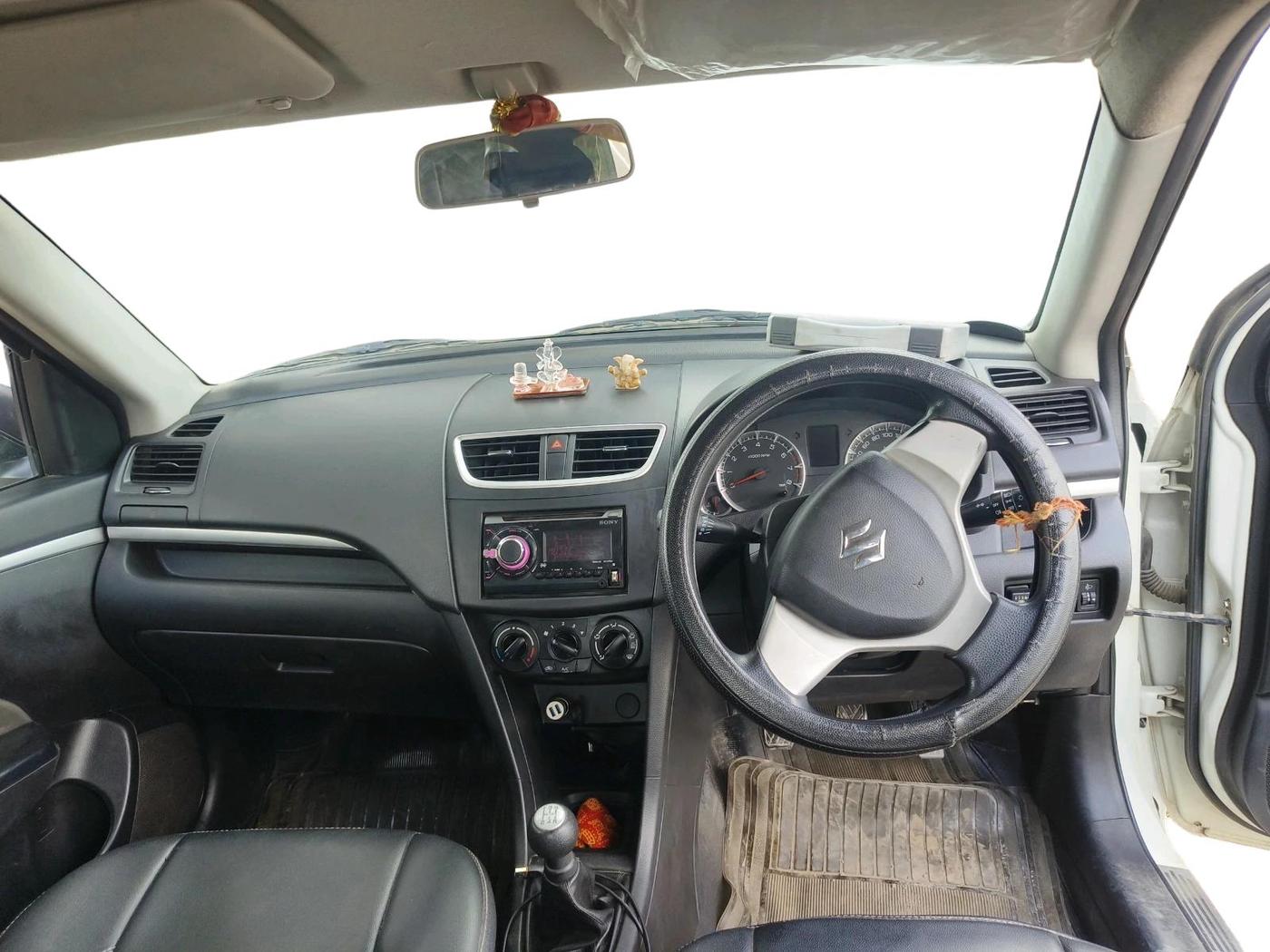 2014 Maruti Swift VXI, CNG, Manual, 1,04,062 km, interior