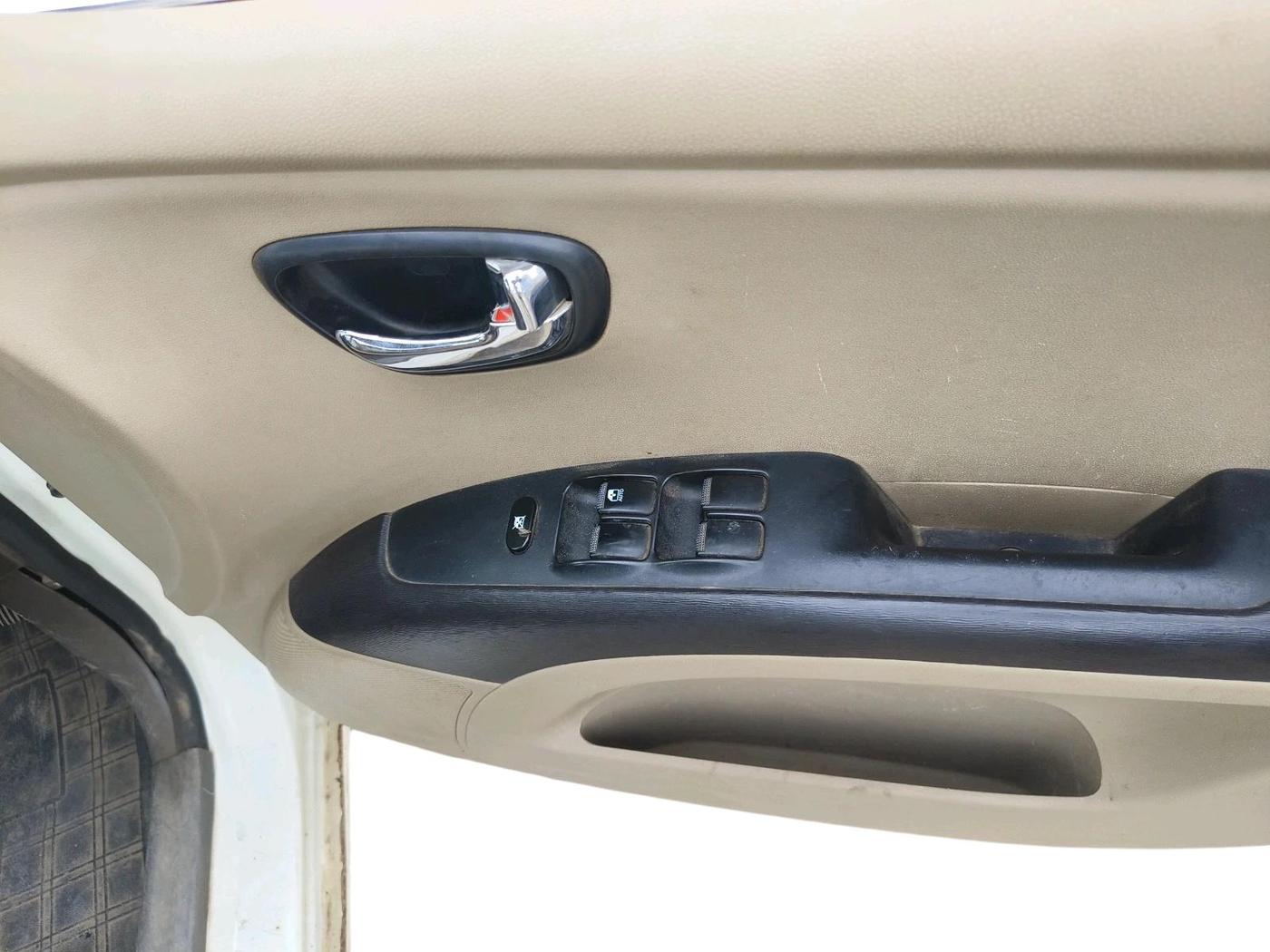 2011 Hyundai i10 MAGNA 1.1, CNG, Manual, 1,02,700 km, interior