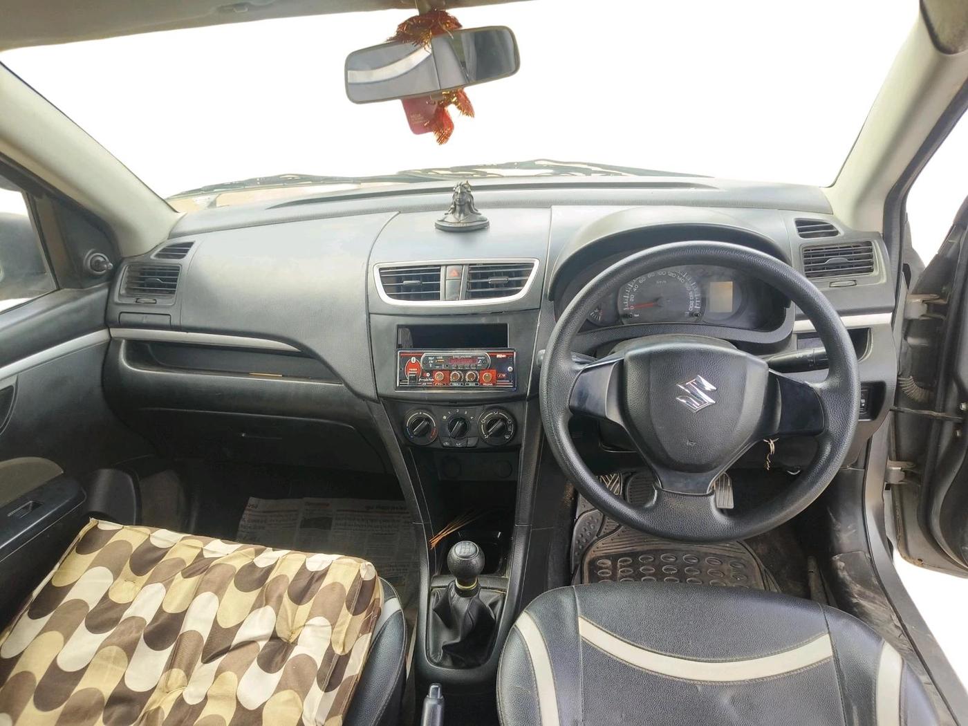 2015 Maruti Swift LXI, CNG, Manual, 1,45,704 km, interior