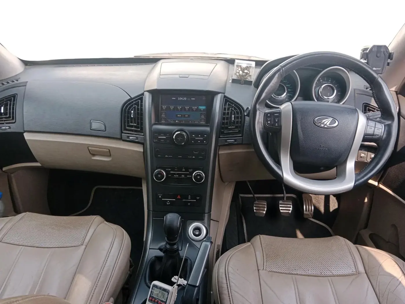 2016 Mahindra XUV500 W10, Diesel, Manual, 1,10,000 km, interior