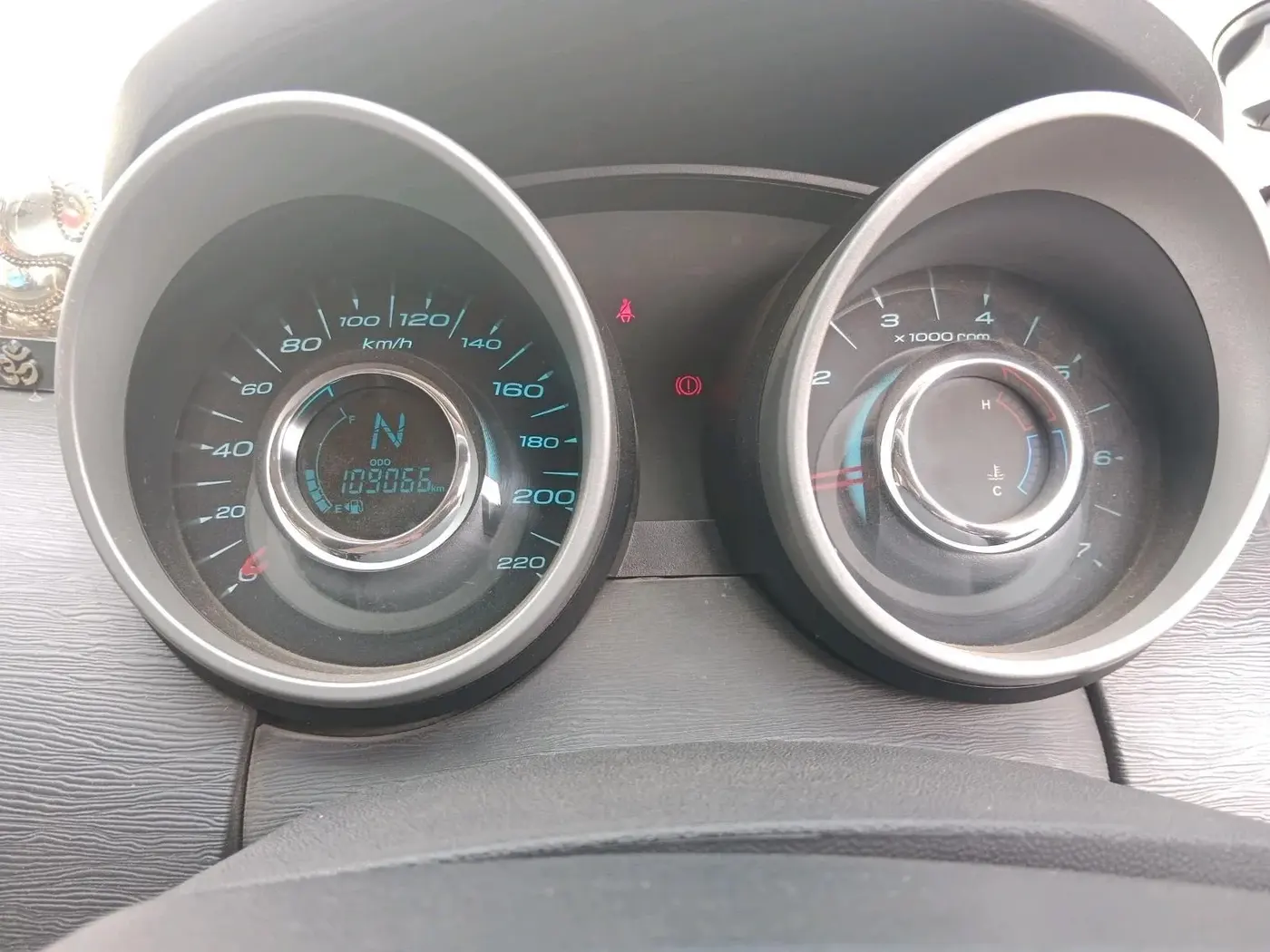 2016 Mahindra XUV500 W10, Diesel, Manual, 1,10,000 km, interior