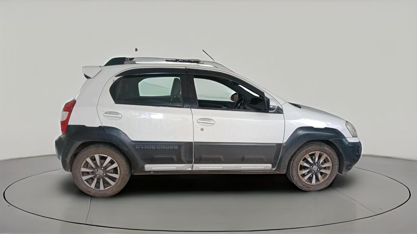 2015 Toyota Etios CROSS 1.4 VD, Diesel, Manual, 1,76,924 km, exterior
