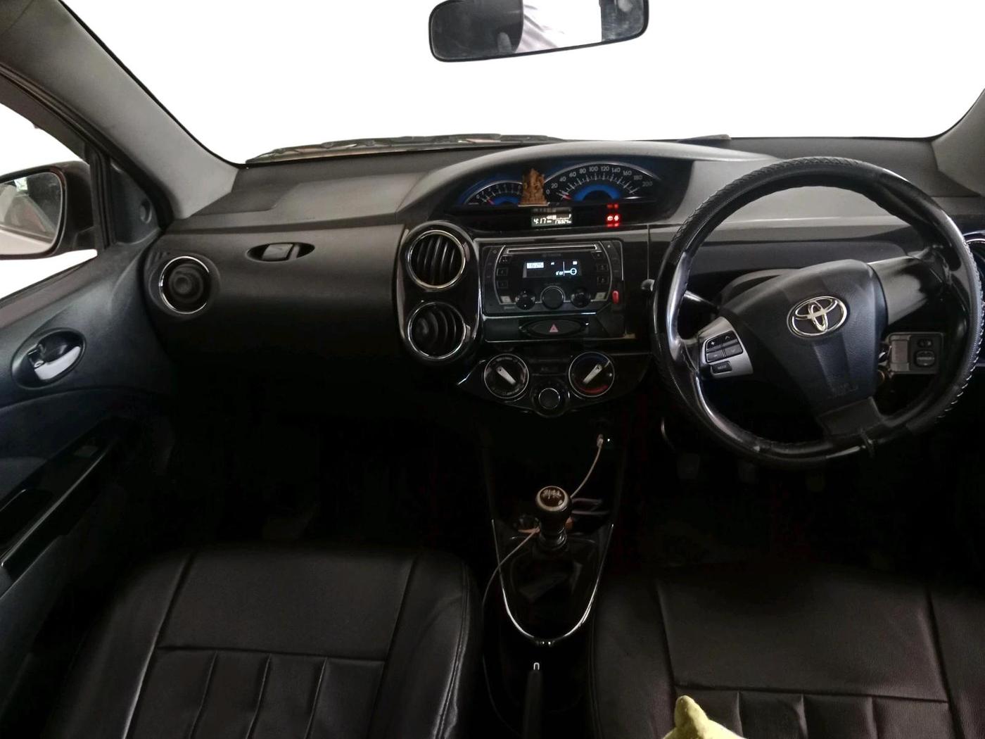 2015 Toyota Etios CROSS 1.4 VD, Diesel, Manual, 1,76,924 km, interior