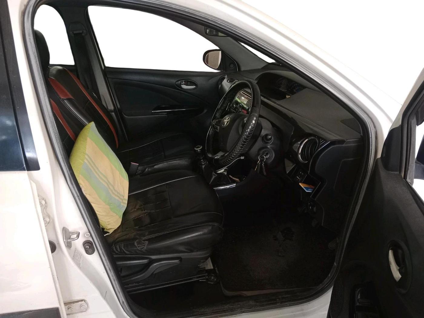 2015 Toyota Etios CROSS 1.4 VD, Diesel, Manual, 1,76,924 km, interior