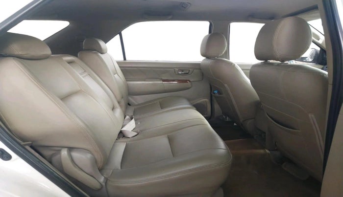 2010 Toyota Fortuner 3.0 4X4 MT, Diesel, Manual, 3,01,102 km, interior