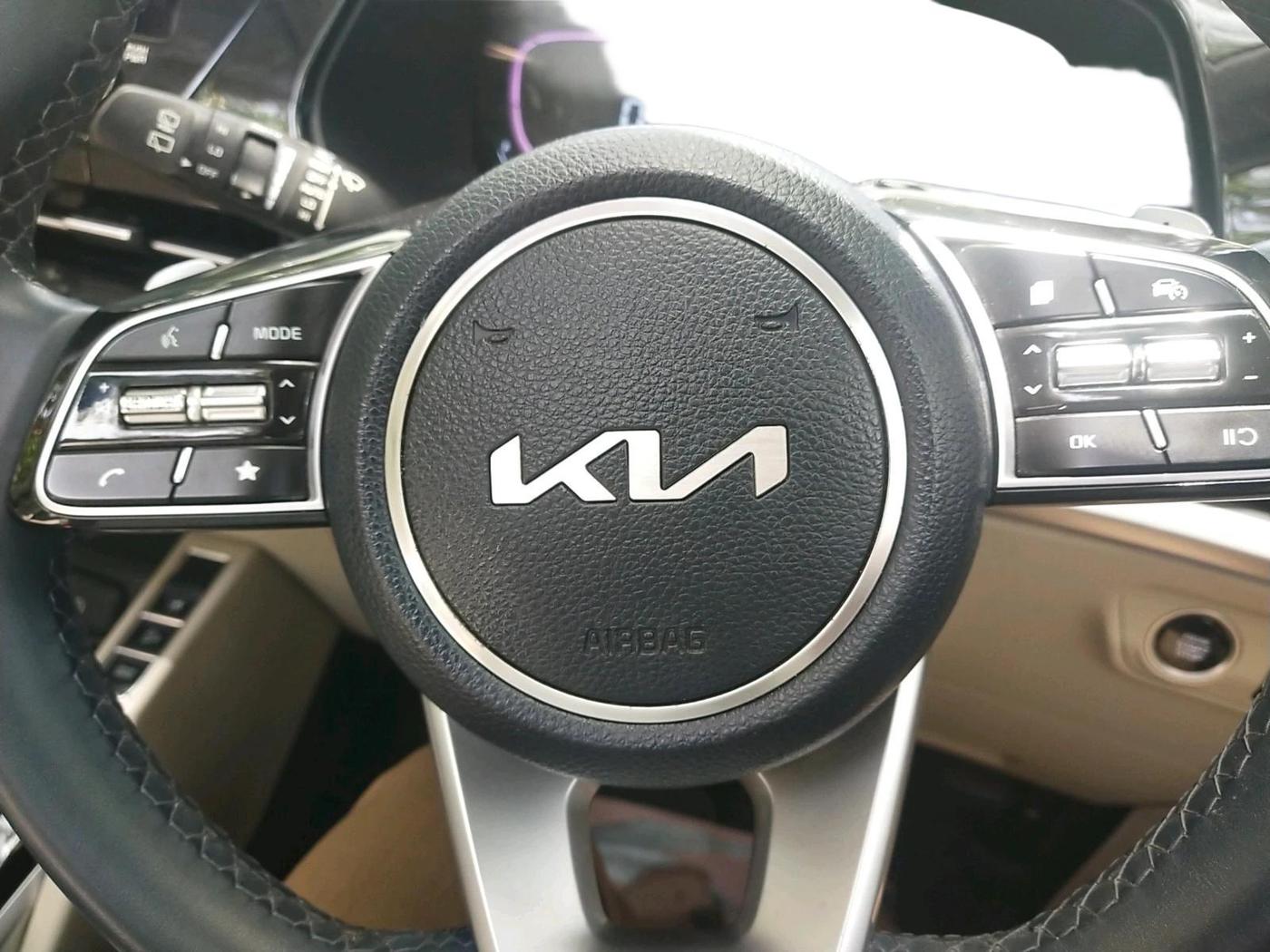2022 KIA CARENS LUXURY PLUS 1.5 DIESEL AT 6 STR, Diesel, Automatic, 19,913 km, interior