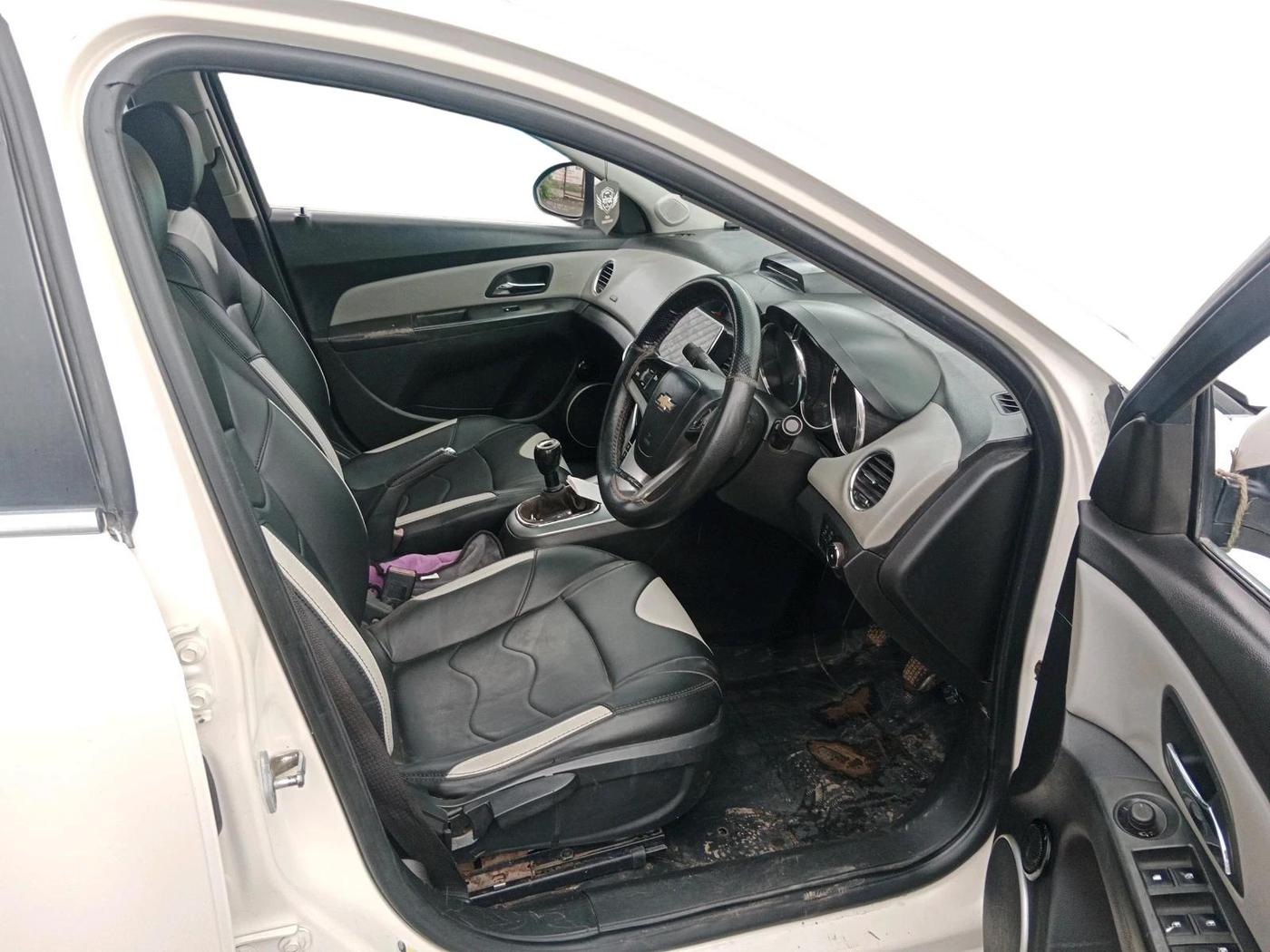 2011 Chevrolet Cruze LTZ, Diesel, Manual, 1,40,621 km, interior