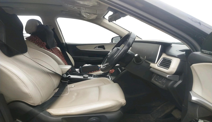 2022 Mahindra XUV700 AX 7 LUXURY D AWD AT 7 STR, Diesel, Automatic, 1,71,131 km, interior